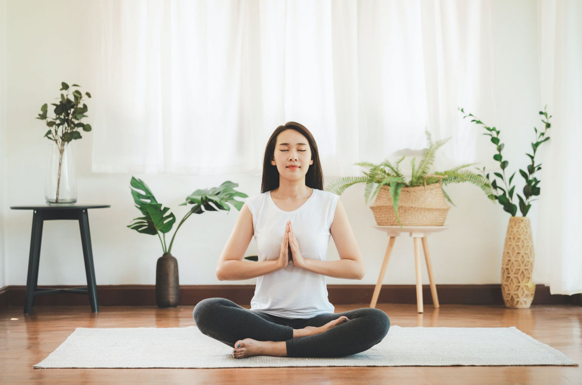 Seorang wanita sedang bermeditasi 